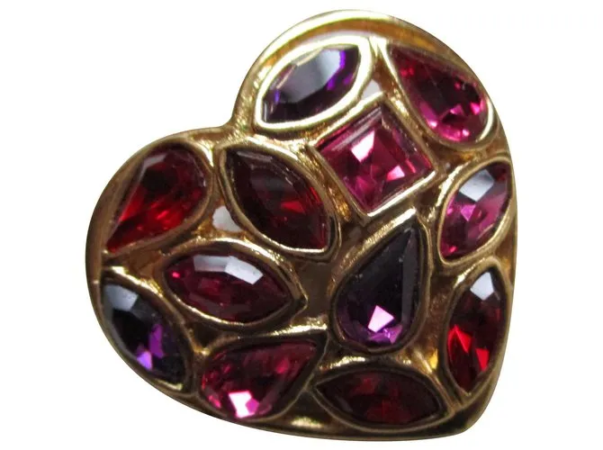 Yves Saint Laurent Broche de corazón dorado, piedras rosadas. 