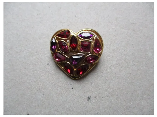 Yves Saint Laurent Broche de corazón dorado, piedras rosadas. 